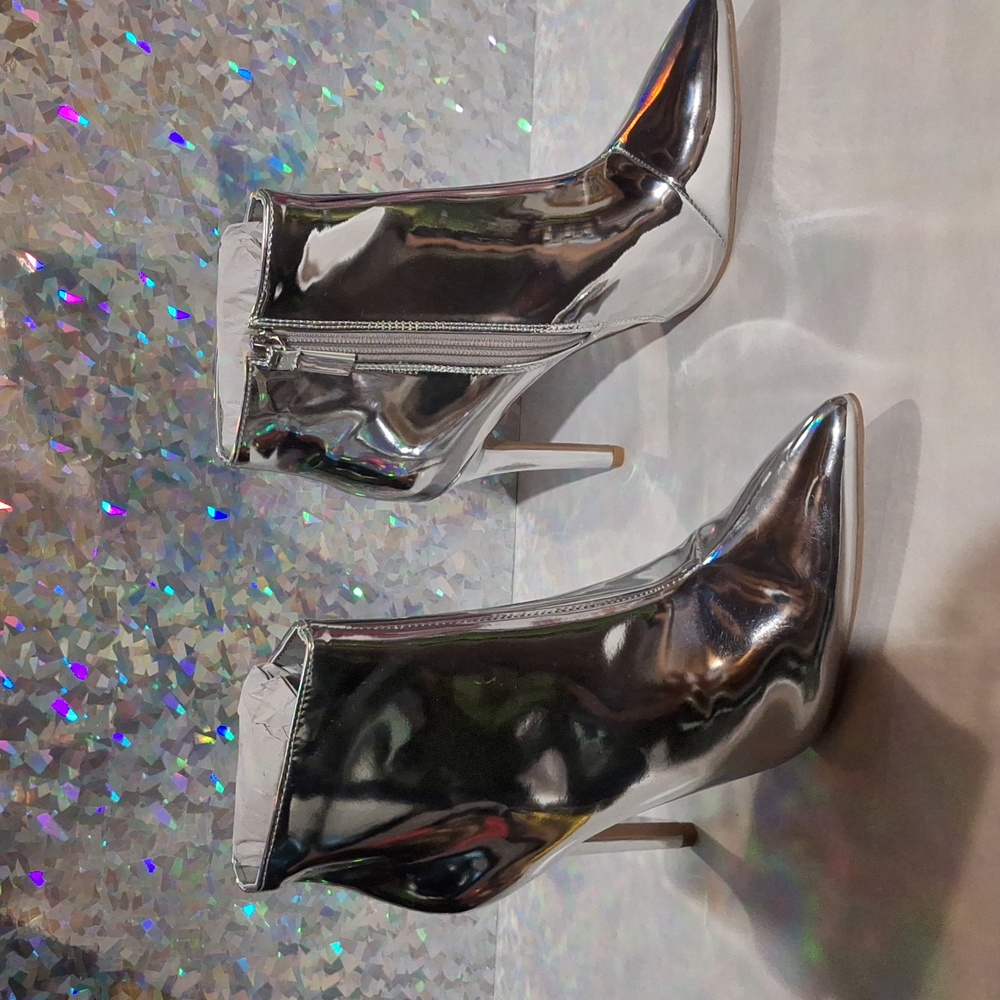 Qupid silver shiny metal PU womens size 8.5 booties 4" heels inner zipper NWT